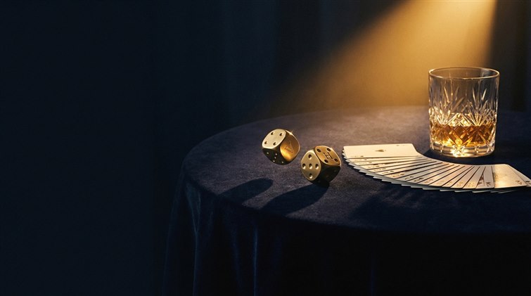 Person spielt Spielautomat am Laptop